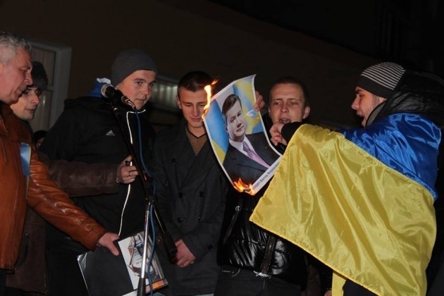 В Калуше поснимают все портреты Януковича (видео)