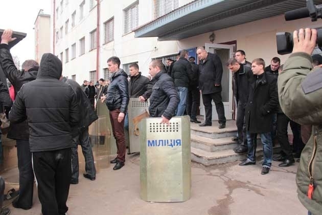 Милиция в Калуше отдала средства спецзащиты активистам
