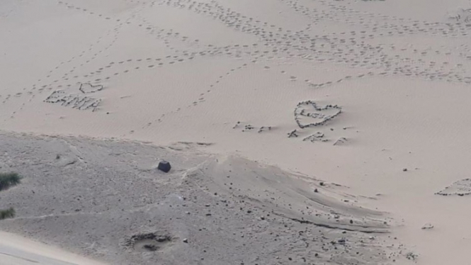На Канарских островах туристам запретили рисовать картины на песке и граффити на скалах