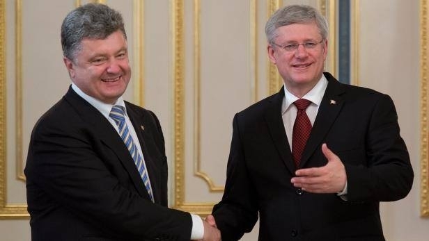 Порошенко обсудил с премьером Канады упрощения визового режима для украинцев 
