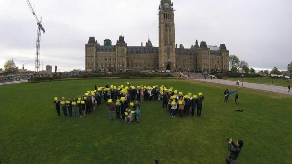 Возле канадского парламента устроили флешмоб в знак поддержки крымских татар