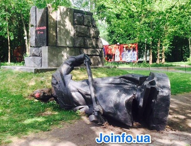 У Києві знесли три радянські пам'ятники, - фото