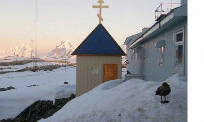 Украинские полярники в Антарктиде расчистили двухметровые сугробы на пути к часовне, чтобы отметить