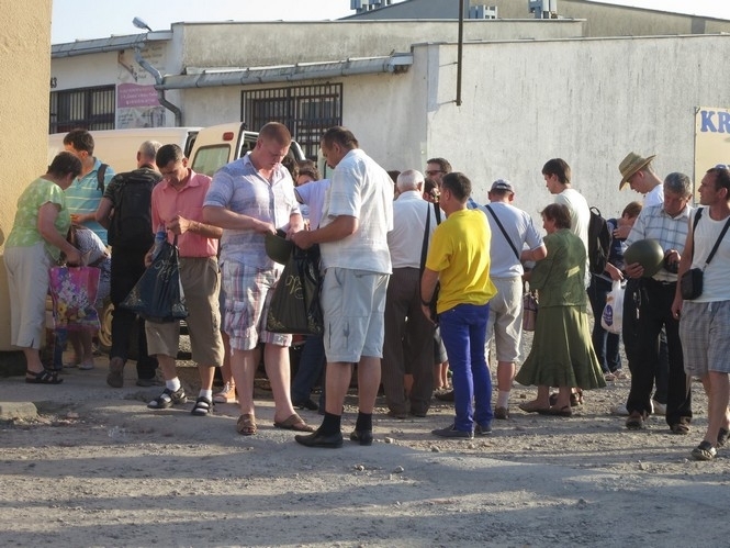 Львівські волонтери перенесли через польський кордон каски і бронежилети для військових на сході
