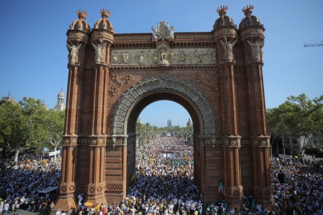 В поддержку независимости Каталонии на митинг вышли 800 тыс человек, - ФОТО