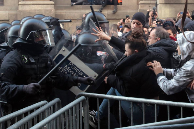 Столкновения между сторонниками независимости Каталонии и полицией: пострадали 62 человека