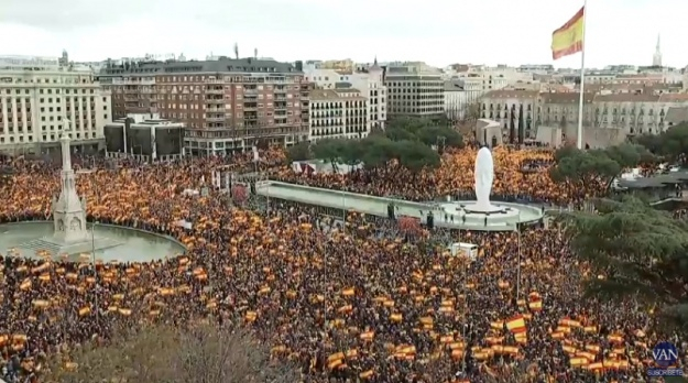 В Мадриде десятки тысяч людей протестуют против 