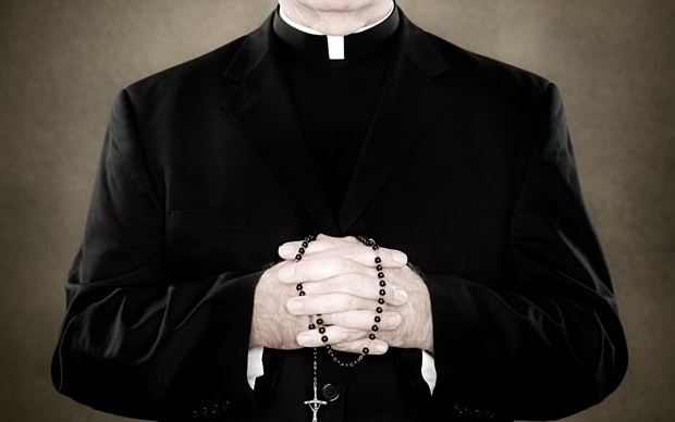 У Польщі вперше в історії церкву зобов'язали виплатити компенсацію жертві священика-педофіла 
