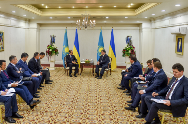 Порошенко обсудил с премьером Казахстана 