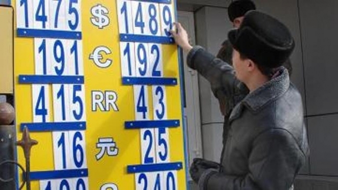 В Казахстане рухнула валюта: закрылись обменные пункты, интернет-магазины и автосалоны