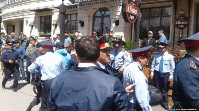 В Казахстане задержали десятки людей на массовых акциях протеста, - ВИДЕО