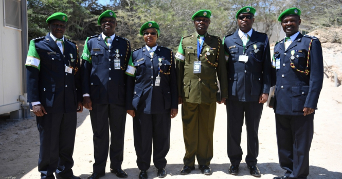 Полицейским в Кении выдадут униформу без карманов