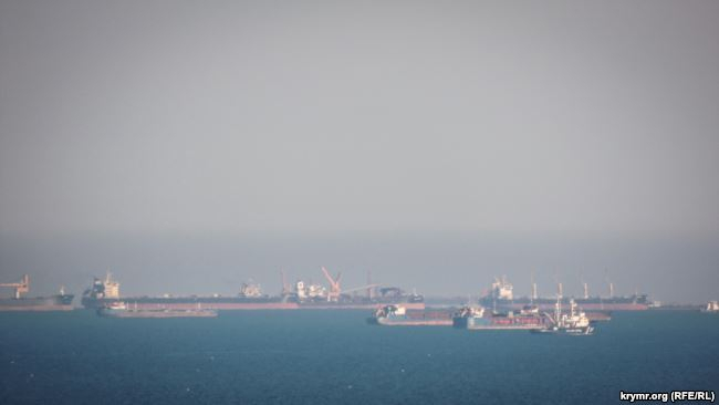У входа в Керченский пролив - большое скопление кораблей под разными флагами, - ФОТО