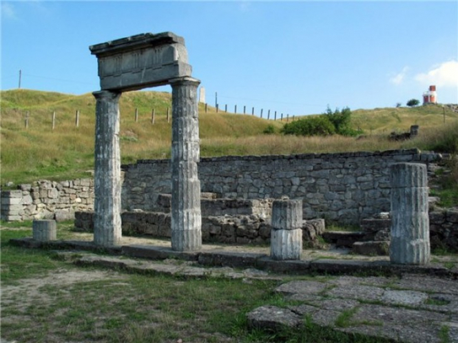 В Керчи обвалились колонны античного города