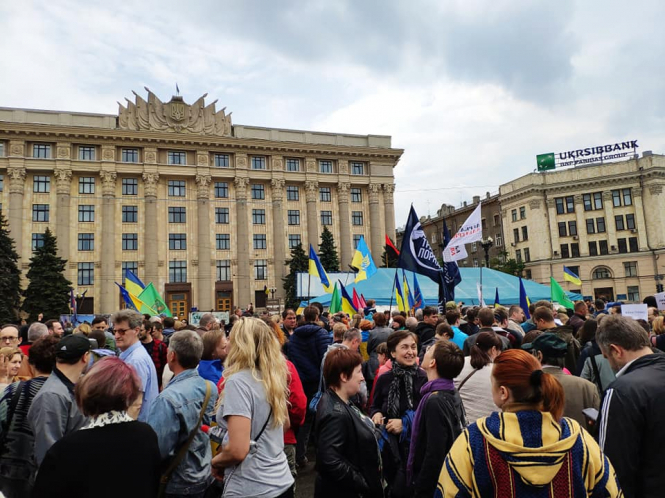 В Харькове митингуют против сноса палатки волонтеров