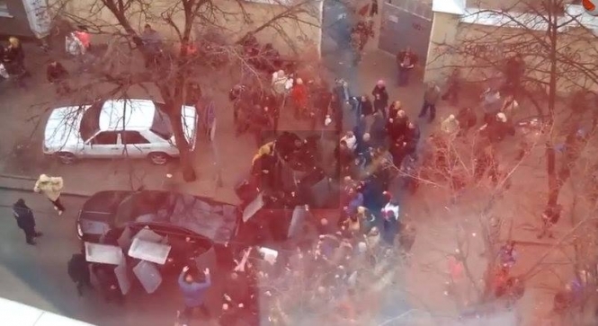 Сепаратисти у Харкові побили міліціонерів. Правоохоронці втекли, - відео