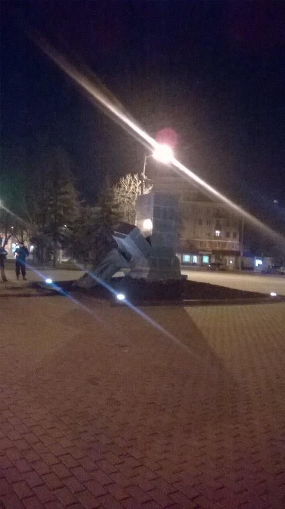 За ніч у Харкові знесли одразу три пам'ятники діячам комуністичного режиму, - відео