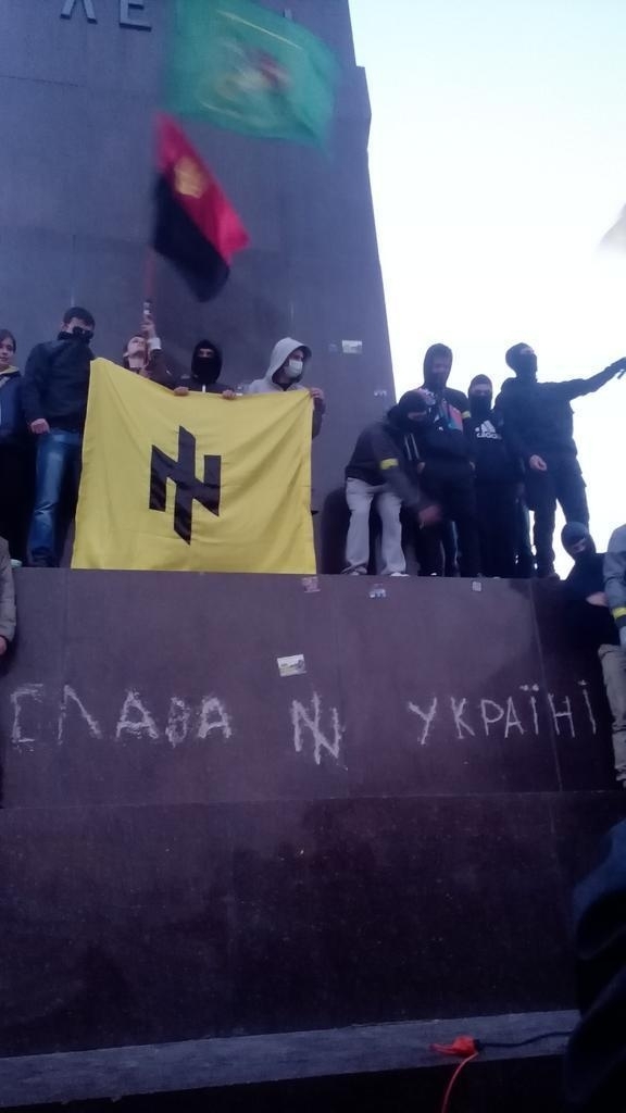 В Харькове перфоратором на памятнике Ленину отбивают 