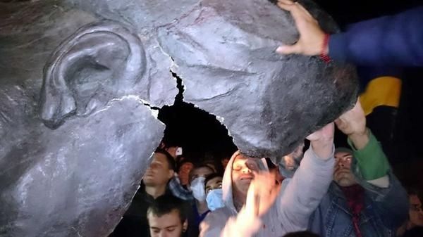 У Харкові демонтували найбільший в Європі пам'ятник Леніну, - фото, відео