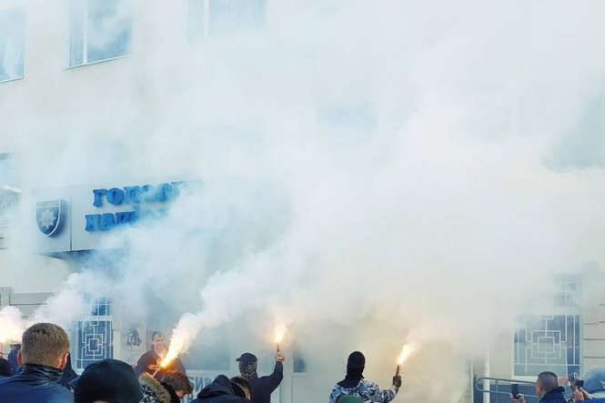 В Херсоне под главком полиции зажгли дымовые шашки