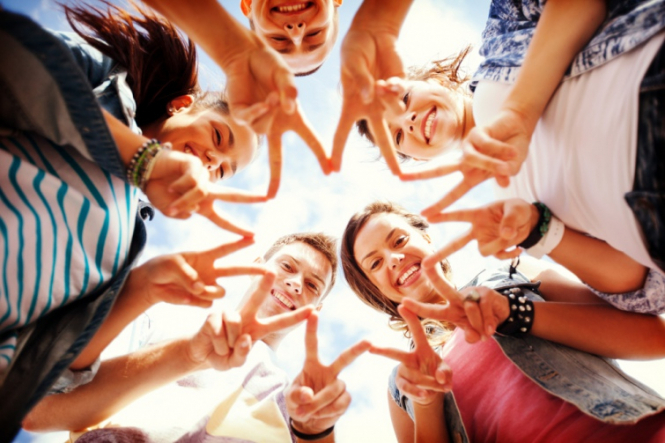 Подростки могут перенимать настроение своих друзей, и негативное настроение заразнее за положительный