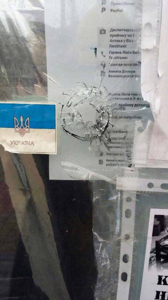 В Киеве неизвестные обстреляли офис волонтеров