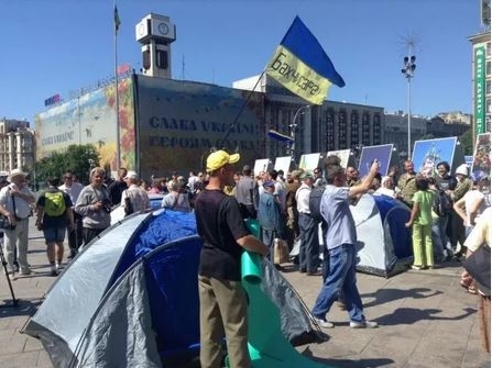 На Майдані в Києві активісти почали встановлювати намети