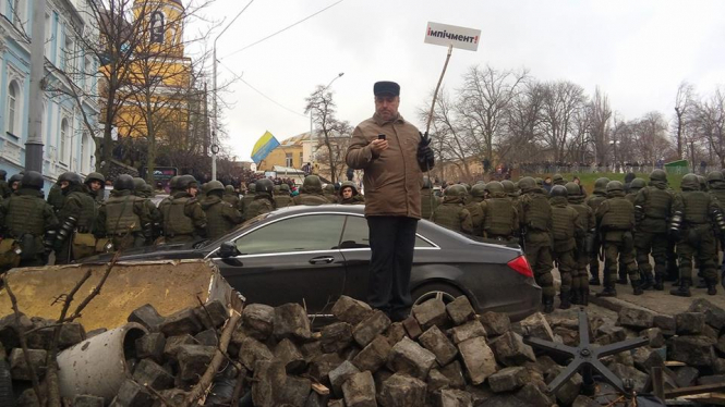 Сторонники Саакашвили строят баррикады и разбирают мостовую, - ФОТО