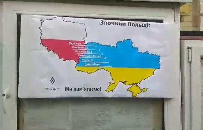 Активісти у Києві вивісили перед консульством Польщі карту 