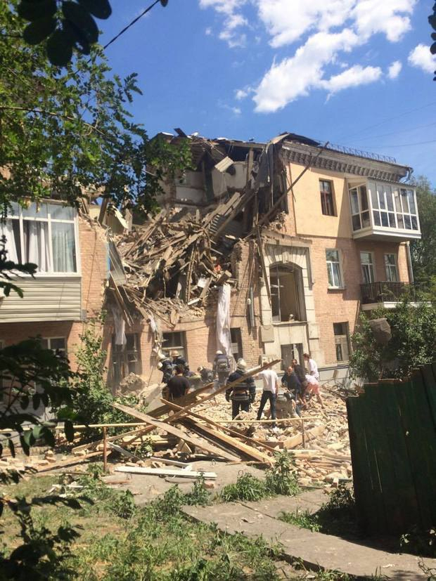 В Киеве обвалился трехэтажный жилой дом через взрыва газа - ВИДЕО ОБНОВЛЕНО
