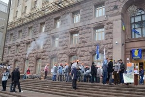 Митингующим в Киевсовете вернули воду
