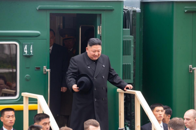Встреча Ким Чен Ина с Путиным: лидеру подогнали бронепоезд прямо под красную дорожку - ВИДЕО
