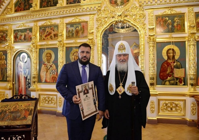 Патріарх Кирило нагородив оголошеного в розшук екс-міністра доходів Клименка
