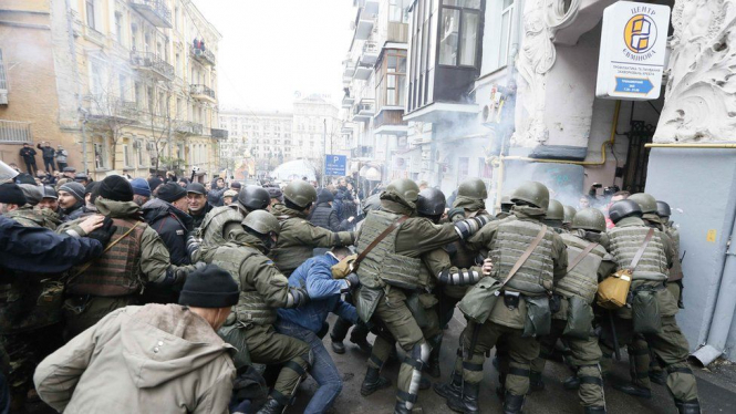 Силовики применили слезоточивый газ из-за столкновений со сторонниками Саакашвили