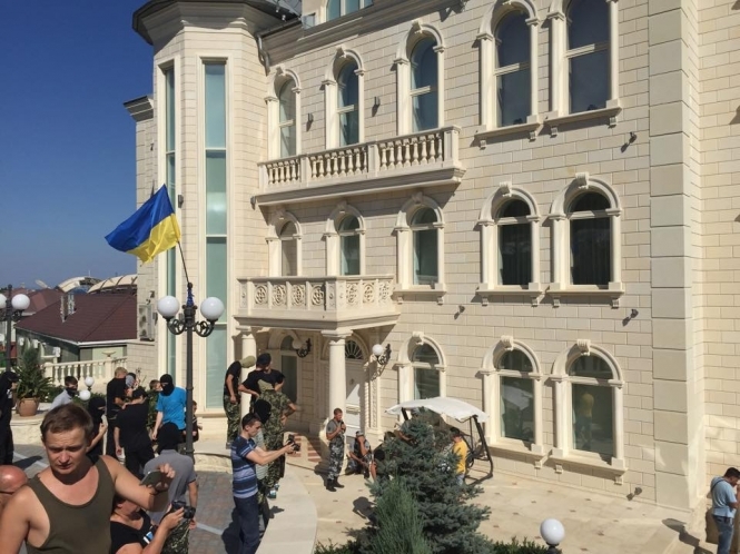 Активисты захватили резиденцию Кивалова в Одессе, - фото