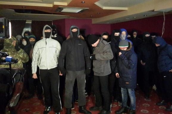 Невідомі у балаклавах у Києві розгромили підпільне казино, - фото