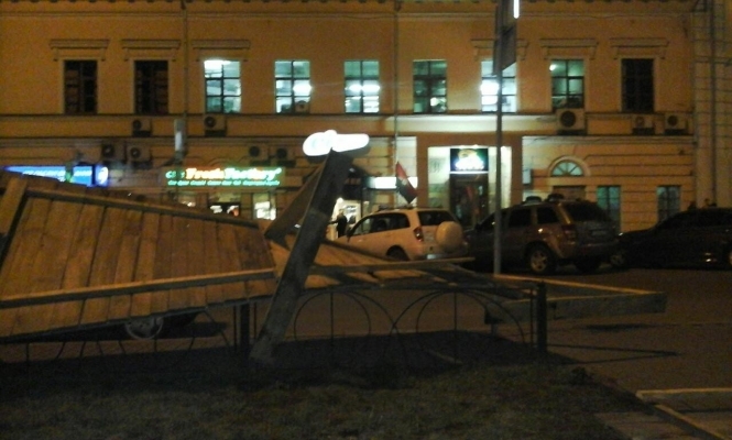 Активисты снесли забор вокруг сквера на Контрактовой площади