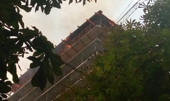 У центрі Дніпра виникла пожежа у недобудованій багатоповерхівці