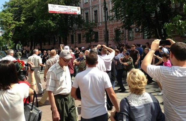 Кривава бійка під час мітингу у Києві: в хід пішли пляшки з водою і сльозогінний газ (фото, відео)