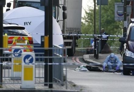 Теракт у Лондоні: на очах у перехожих з криками 