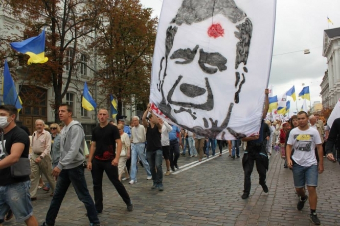 На мітингу опозиції розгорнули плакат із простреленим Януковичем (фото, відео)