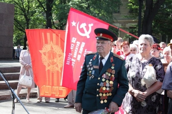 9 травня в Івано-Франківську відбулося під прапорами перемоги, ПР та КПУ (фото)