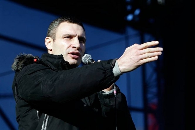 Кличко осудил поджог гостиницы во время факельного шествия в Киеве