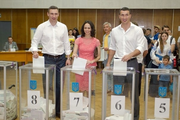 Братья Кличко проголосовали на выборах, - фото