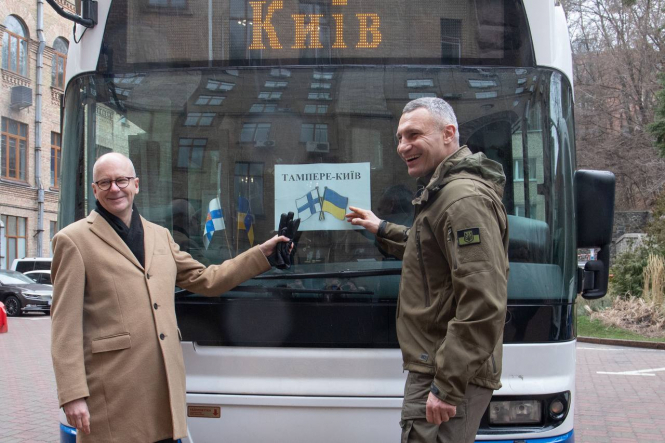 Київ отримав три автобуси з Фінляндії та гуманітарну допомогу – Кличко