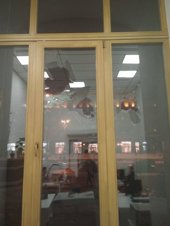 В здании КГГА ночью разбили окна