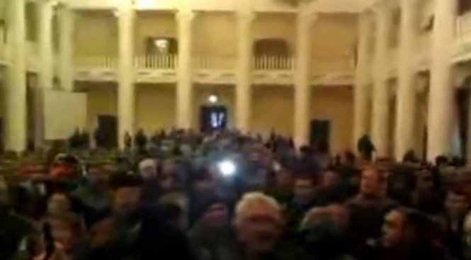 Милиция разрешила активистам остаться в здании КГГА до 7 утра - Луценко (видео)