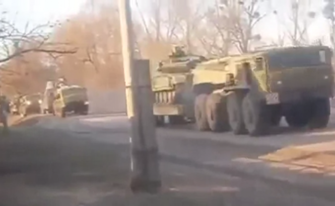 Колонны российской техники беспрепятственно проезжают по улицам вблизи Донецка, - видео
