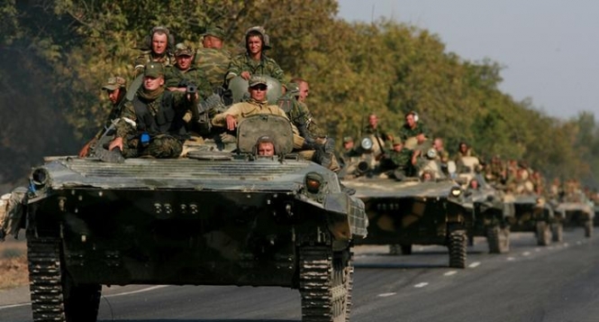 В сети появилось видео, как колонна российской военной техники 