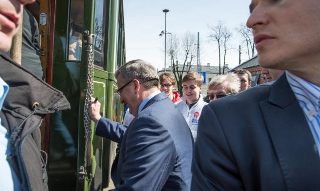 Коморовський потрапив в аварію на ретро-трамваї під Лодзем, - фото, відео